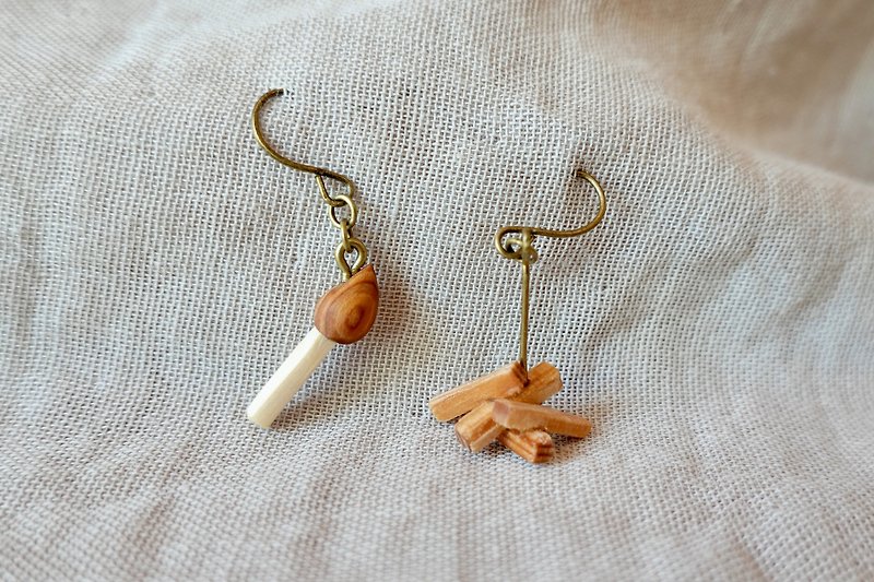 bonfire　earrings - Earrings & Clip-ons - Wood Brown