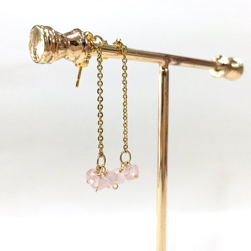 [Ruosang] [Swing] Her low-key. Natural pink crystal. Little peach blossom. Dangle earrings - ต่างหู - เครื่องเพชรพลอย สึชมพู