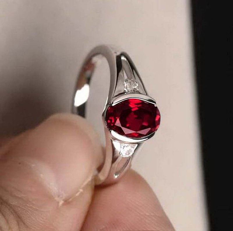 พลอยแหวนเงินพลอยแดงทับทิม 9 x 7 มิล แหวนแต่งงานหรือแหวนวันเกิด - แหวนทั่วไป - เงินแท้ สีแดง