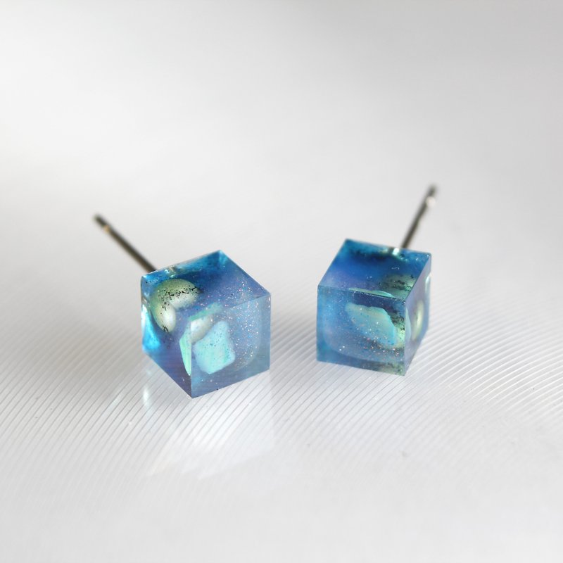 奇怪男孩 / 樹脂耳環- 單隻 / 正方形 藍色 貝殼 透明 - 耳環/耳夾 - 樹脂 藍色