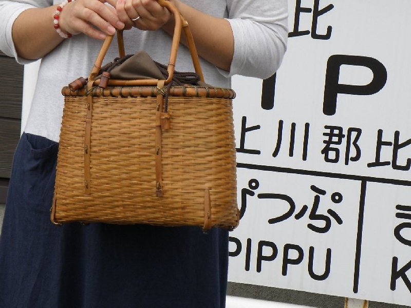 竹籠バッグ　かごバッグ　ざる編み - 手提包/手提袋 - 竹 咖啡色