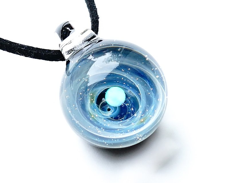 ミルキーウェイの宇宙の世界。ホワイトオパール入り ガラス ペンダント 星 惑星 宇宙 - 項鍊 - 玻璃 藍色