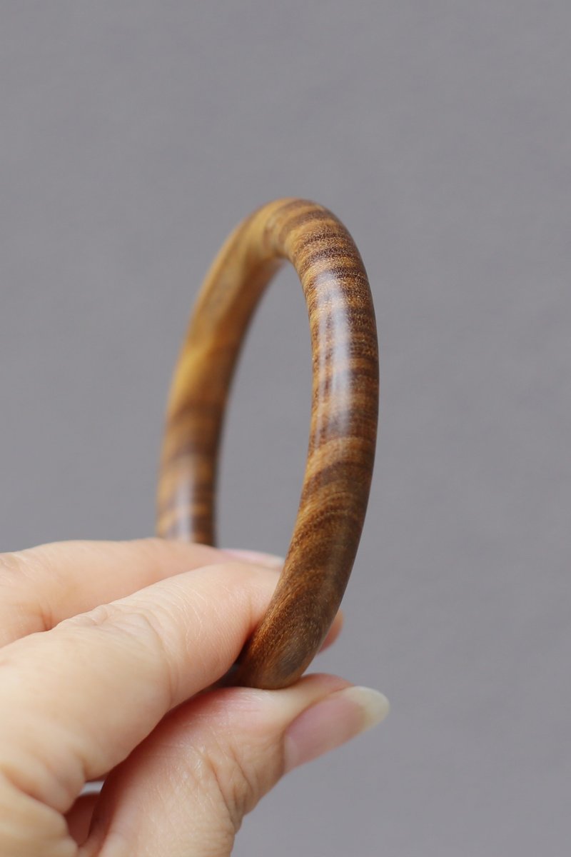 壹染指手作木藝 | 綠檀 木手鐲 | 一物一圖 | 內直徑5.45cm - 手鍊/手環 - 木頭 綠色