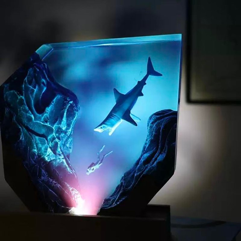 溶洞鯊魚潛水員桌面擺件 海洋藝術工藝品 氛圍燈創意禮物 - 燈具/燈飾 - 樹脂 藍色