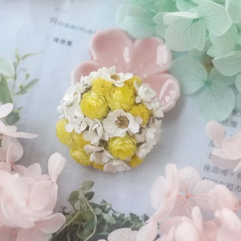 To be continued | Hakubaicho Immortelle acacia dried flower pin brooch wedding gift giver little girl was small decorative ornaments stock - เข็มกลัด - พืช/ดอกไม้ 