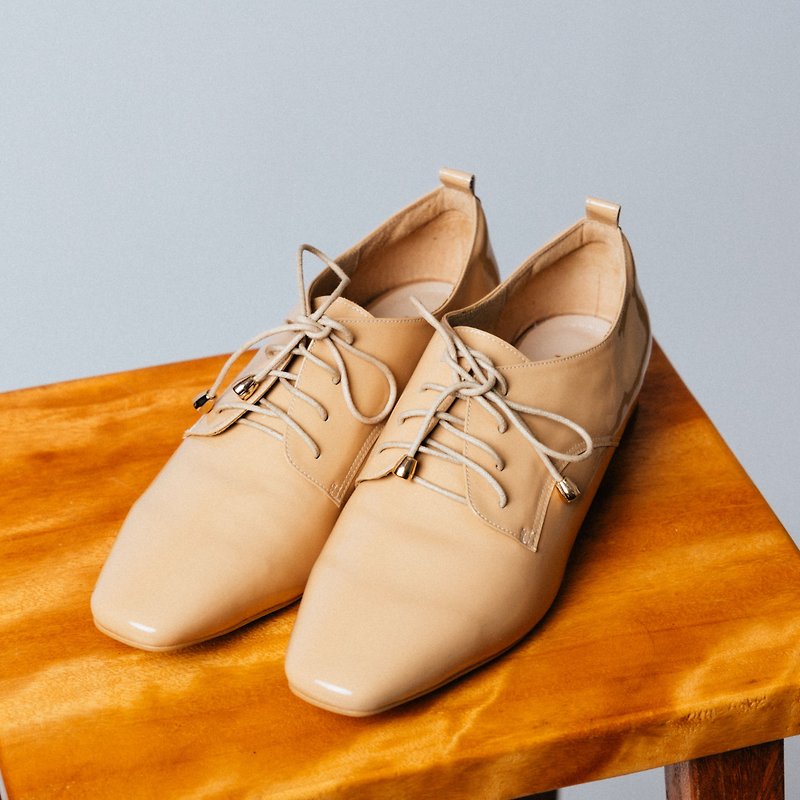Straightforward patent leather square toe derby shoes | Milk Tea Apricot | Taiwan genuine leather handmade shoes MIT - รองเท้าหนังผู้หญิง - หนังแท้ สีกากี