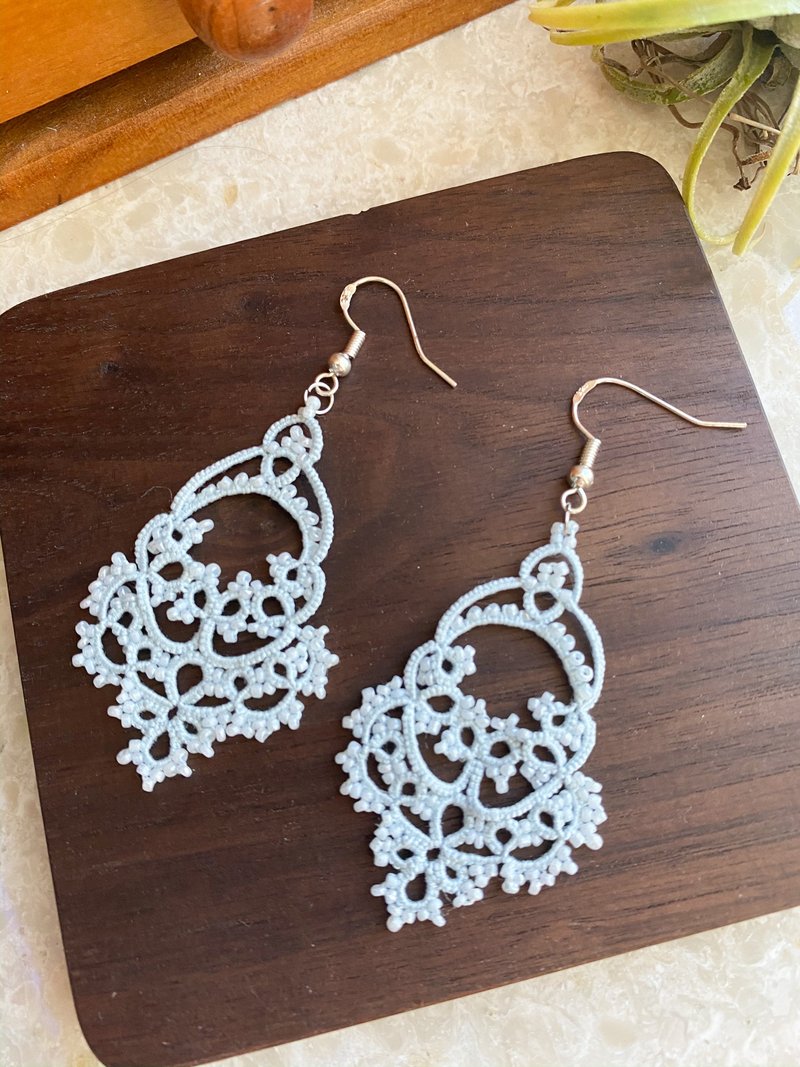 手工淺粉藍米珠耳環 Tatting earrings 耳針 耳鈎 耳環 梭織 禮物 - 耳環/耳夾/耳骨夾 - 棉．麻 藍色