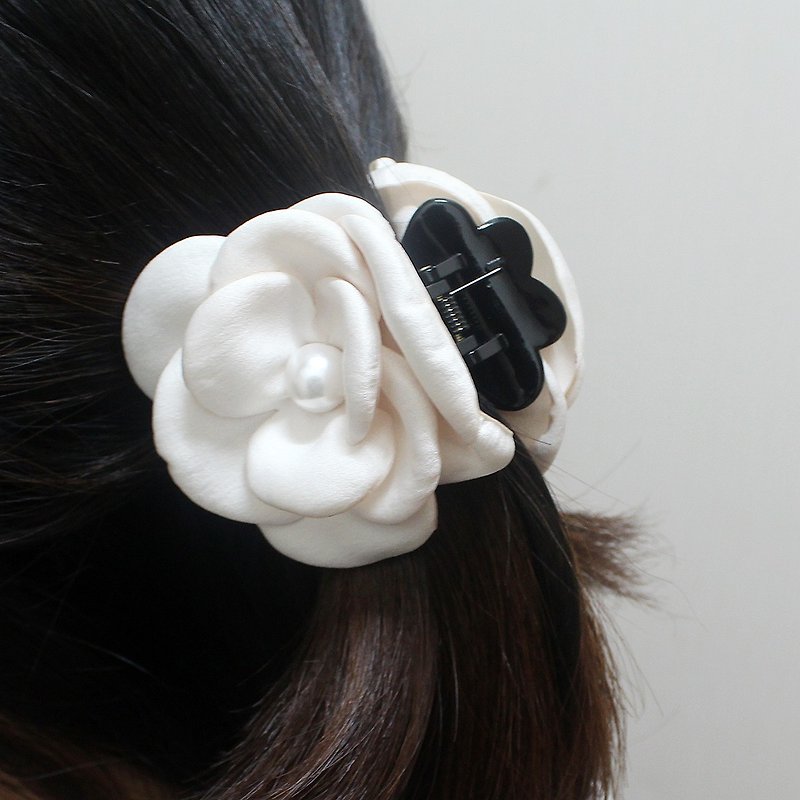 Ivory Small flower Hair Jaws simple hair banana clip,medium ponytail clip - 髮夾/髮飾 - 其他材質 白色