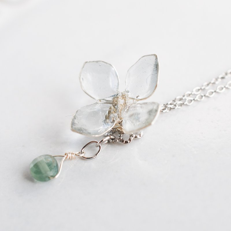 Necklace of blue hydrangea and green apatite - สร้อยคอ - เครื่องประดับพลอย สีน้ำเงิน