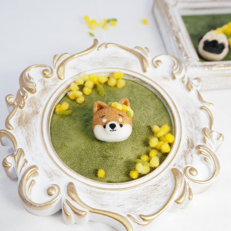 ‐春限定‐ ミモザの花かんむりとまゆ柴犬ブローチ(赤柴・黒柴・白柴)　羊毛フェルト - 胸針 - 其他人造纖維 黃色