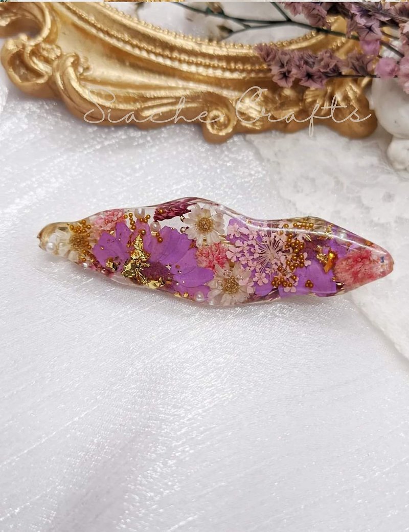 Irregular Shaped Resin Hairclip with Real Dried Flowers - 髮夾/髮飾 - 樹脂 紫色