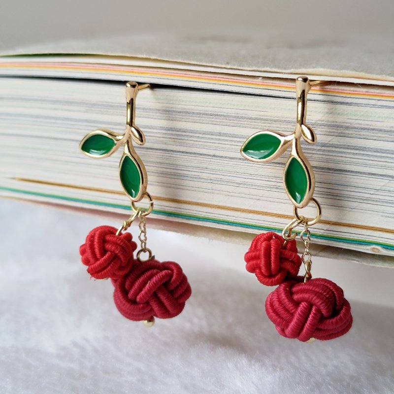 Wire braided knot art earrings/red cherry - ต่างหู - ไฟเบอร์อื่นๆ สีแดง