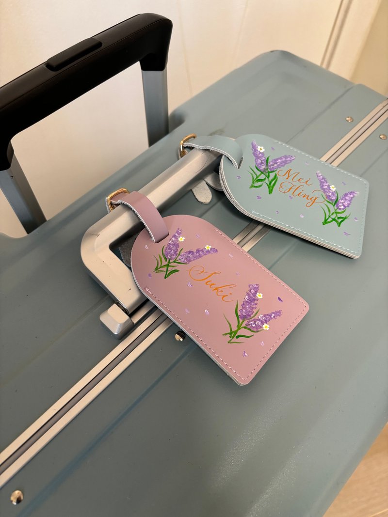 Customized gift handmade cowhide leather luggage tag Western calligraphy hand-painted lavender - ป้ายสัมภาระ - หนังแท้ หลากหลายสี