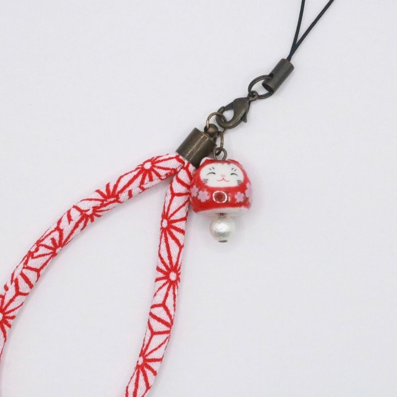 พวงกุญแจสายห้อยลายญี่ปุ่น พร้อมตุ๊กตาแมวแบบดารุมะ ทำมือจากญี่ปุ่น - ที่ห้อยกุญแจ - ผ้าฝ้าย/ผ้าลินิน สีแดง