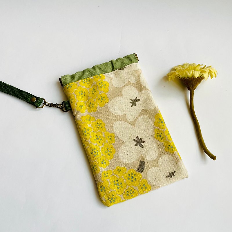 Flowery. Elastic cell phone pocket. It can be lifted, hung or used alone. It’s also easy to put your passport glasses on - Toiletry Bags & Pouches - Cotton & Hemp Yellow