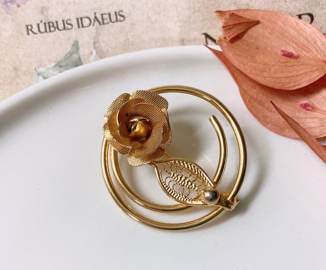 Sarah brooch deals