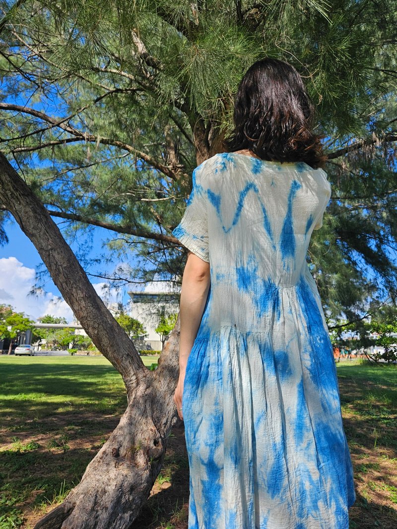 Yun dyed loose slightly wrinkled natural blue dyed ocean - ชุดเดรส - ผ้าฝ้าย/ผ้าลินิน ขาว