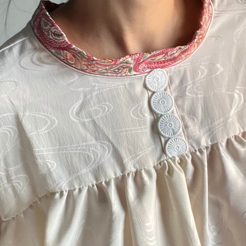 着物リメイク♥️正絹♥️白純白の可愛い～♥️チュニックブラウス♪ 新品の着物リメイクブラウス パールホワイトのシルク ふんわり
