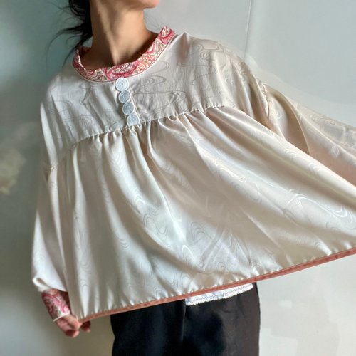 着物リメイク♥️正絹♥️白純白の可愛い～♥️チュニックブラウス♪ 新品の着物リメイクブラウス パールホワイトのシルク ふんわり