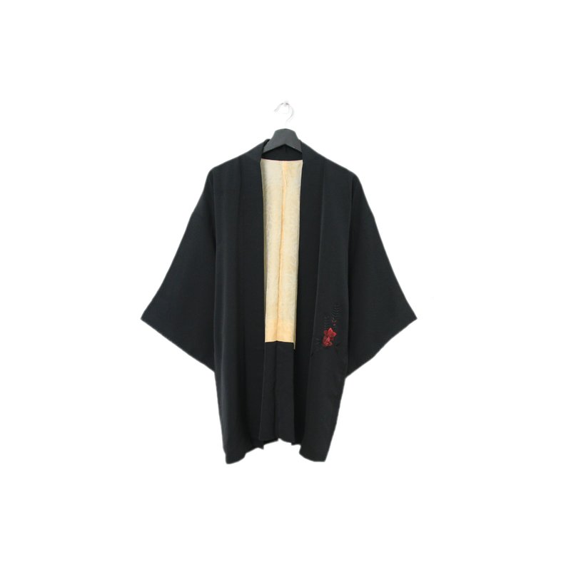 Back to Green-日本黑羽織 緋紅刺繡花印 kk-19//vintage kimono - 女大衣/外套 - 絲．絹 