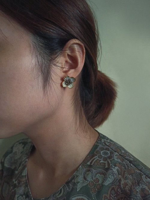 liang hua.studio 良花印象 四瓣白花耳環