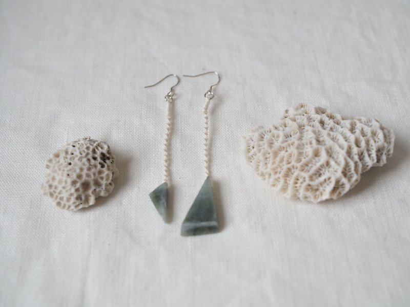 【Soft Stone × Knotted Rope Earrings Series】Small Triangle - Earrings & Clip-ons - Stone White