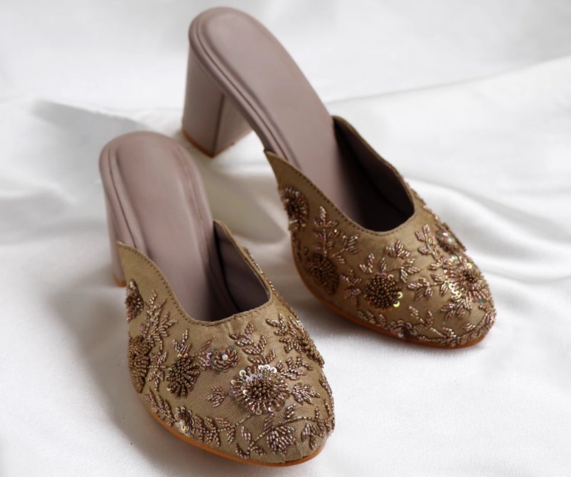 【古銅】印度風情/細膩釘珠刺繡/手工包頭拖鞋 - 女休閒鞋/帆布鞋 - 真皮 金色