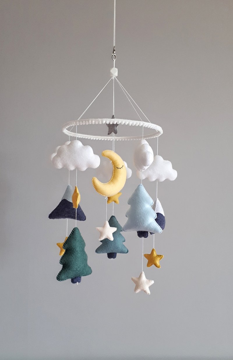 Baby mobile with mountain and fir tree, Woodland felt mobile, Moon nursery decor - 寶寶/兒童玩具/玩偶 - 其他材質 綠色