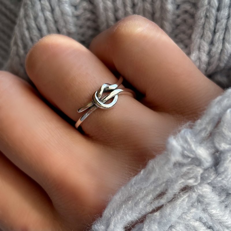 Dainty & Minimalist S925 Sterling Silver knot ring / Free size ring / Women ring - แหวนทั่วไป - เงินแท้ สีเงิน