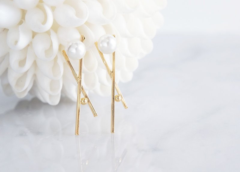Glossy Gold Cross Pearl Earrings - ต่างหู - โลหะ สีทอง
