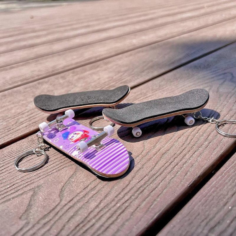 【幸運紫娃】幸手捻來 手指滑板吊飾 (三款) 聖誕交換禮物 - 吊飾/掛飾 - 其他材質 多色