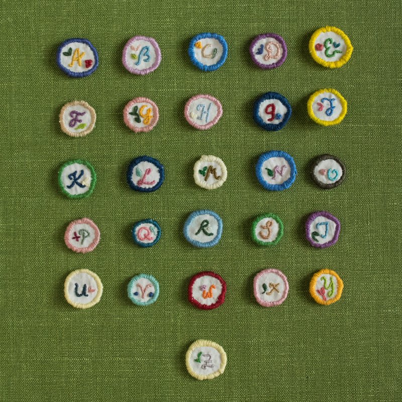 【接單製作】英文字母胸花/胸針－自訂組合　手作刺繡飾物 - 胸針 - 棉．麻 多色