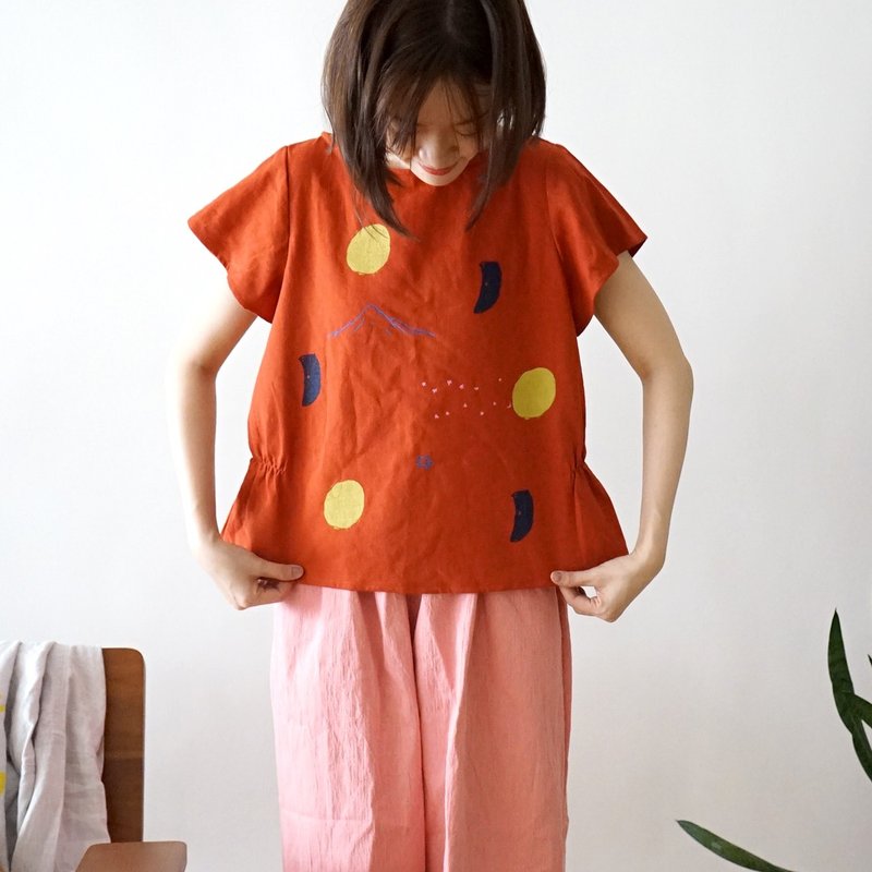 手作印花橘紅色星、月、山腰間抽皺舒服棉麻上衣 - 女上衣/長袖上衣 - 棉．麻 紅色