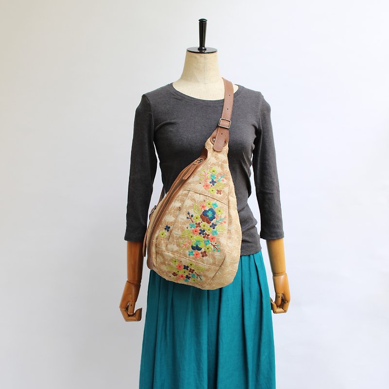 Pansy embroidery / shoulder bag - กระเป๋าเป้สะพายหลัง - เส้นใยสังเคราะห์ สีกากี