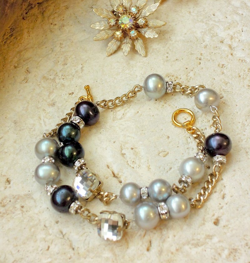 "Serenade" - 2 tones pearls wrapped around bracelet - สร้อยข้อมือ - วัสดุอื่นๆ สีเทา