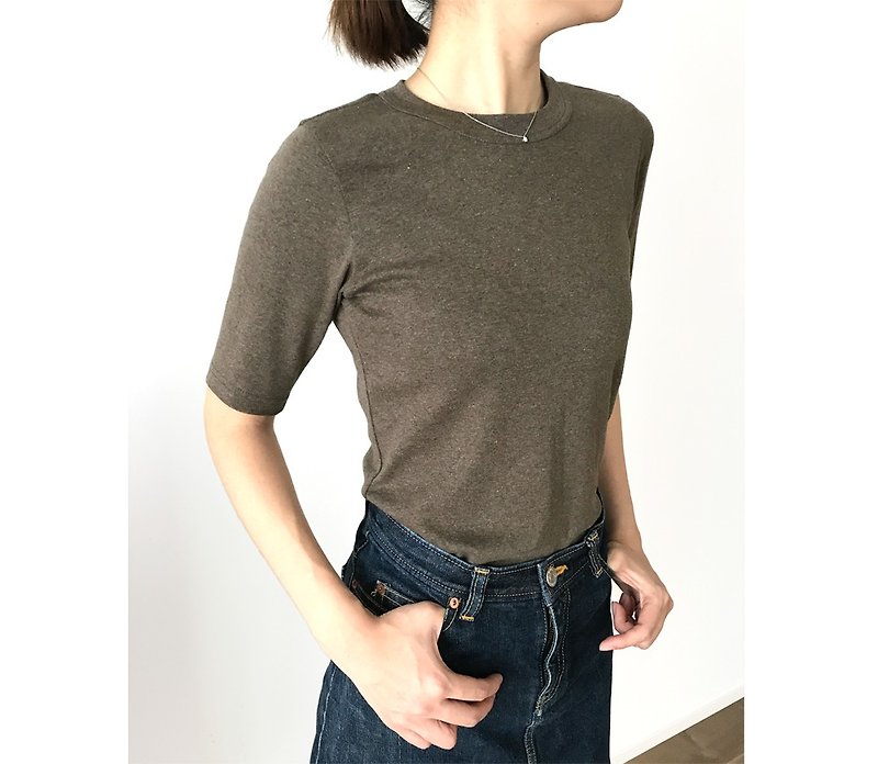 Made in Japan Organic cotton 4-quarter sleeve T-shirt stuck to shape ASH BROWN - เสื้อยืดผู้หญิง - ผ้าฝ้าย/ผ้าลินิน สีนำ้ตาล