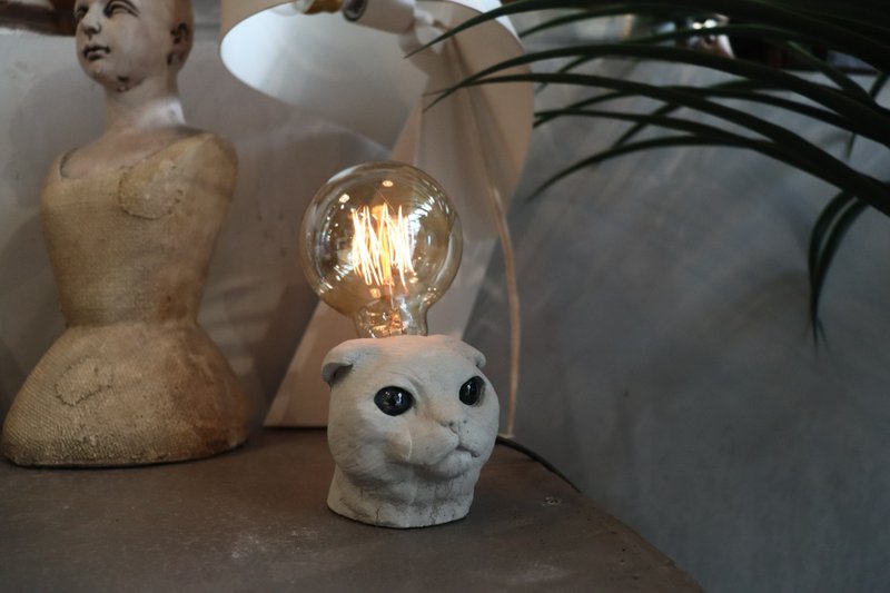 Akatsuki MUSE Rintaro Cat Cement Table Lamp LED Lamp Tungsten Bulb USB Bulb Original Design - โคมไฟ - ปูน สีเทา