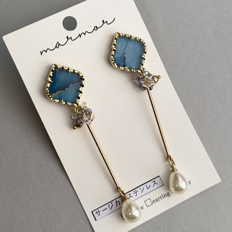 Blue Alcohol Ink Long Bar Earrings with Czech Glass & Pearl Beads - ต่างหู - เรซิน สีน้ำเงิน
