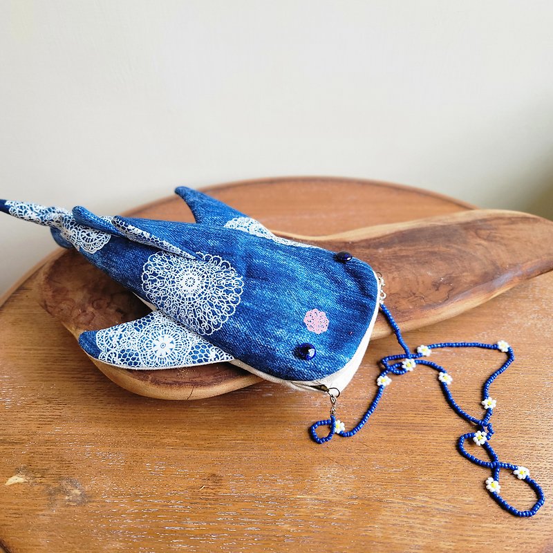 鯨鯊收納包  牛仔蕾絲款 - 化妝袋/收納袋 - 棉．麻 藍色
