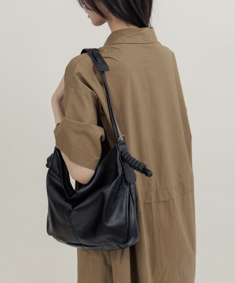 Tote Bag with Knotted Design, Wide Silhouette, Genuine Leather, Convertible to Handheld, Shoulder, or Crossbody - Black - กระเป๋าแมสเซนเจอร์ - หนังแท้ สีดำ