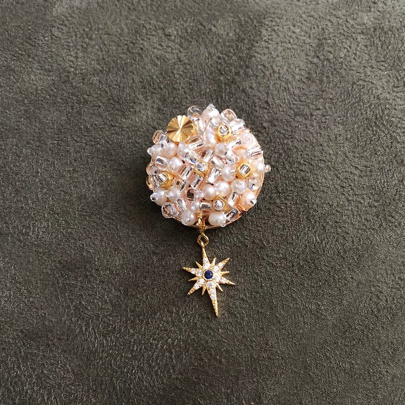 Japanese Style Pearl Brooch【Harvest - Lucky Angel】【wedding】【Christmas gift】 - Brooches - Pearl Gold