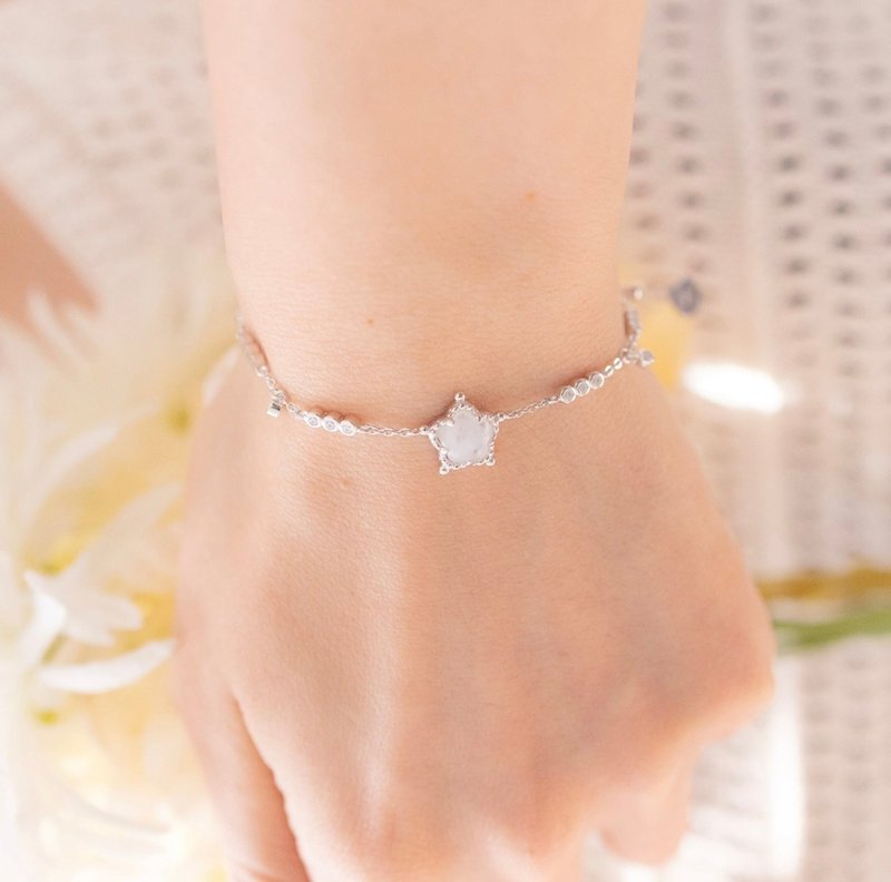 Bubble flower silver moonstone bracelet - สร้อยข้อมือ - เงินแท้ สีเงิน