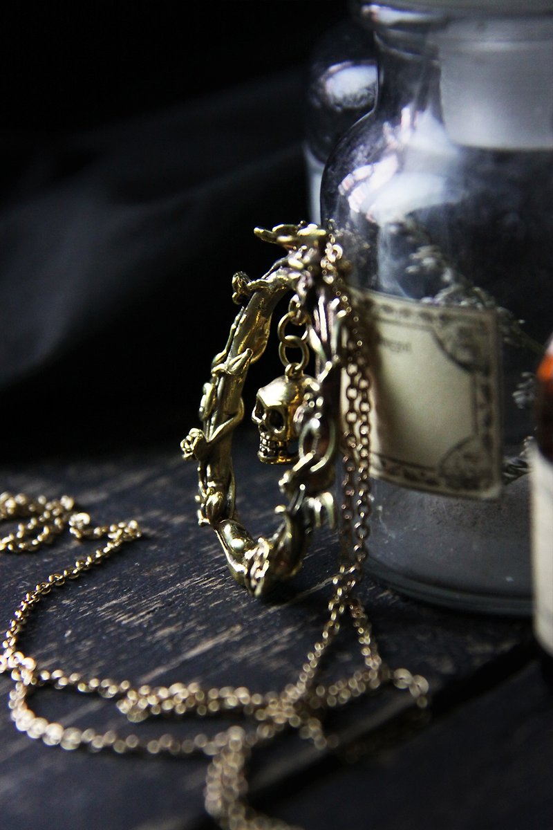 สร้อยคอ Skull in the frame Necklace by Defy. / Gothic and Skull jewelry. - สร้อยคอ - โลหะ สีทอง