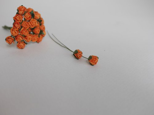 紙の花、50 個、サイズ 0.8 x 0.8 cm。つぼみのバラの花