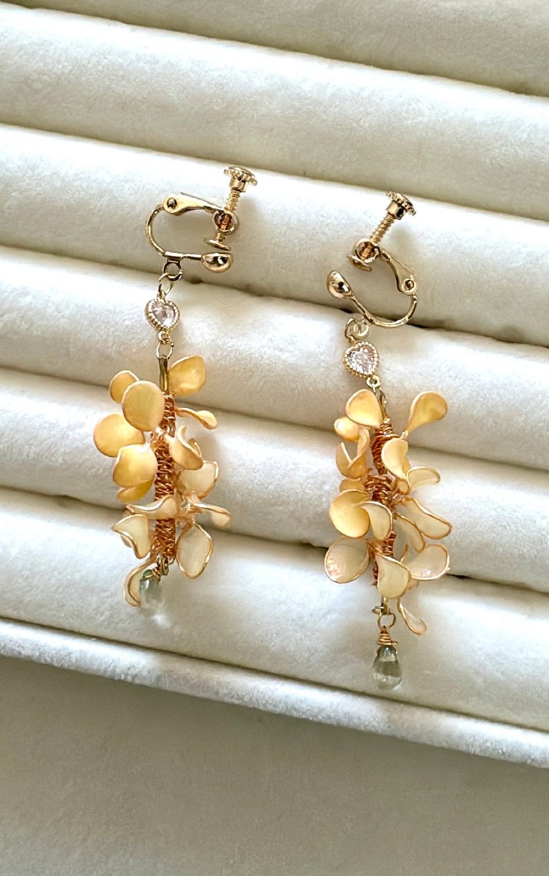 Flower waterfall earrings Clip-On style yellow - ต่างหู - วัสดุอื่นๆ สีเหลือง