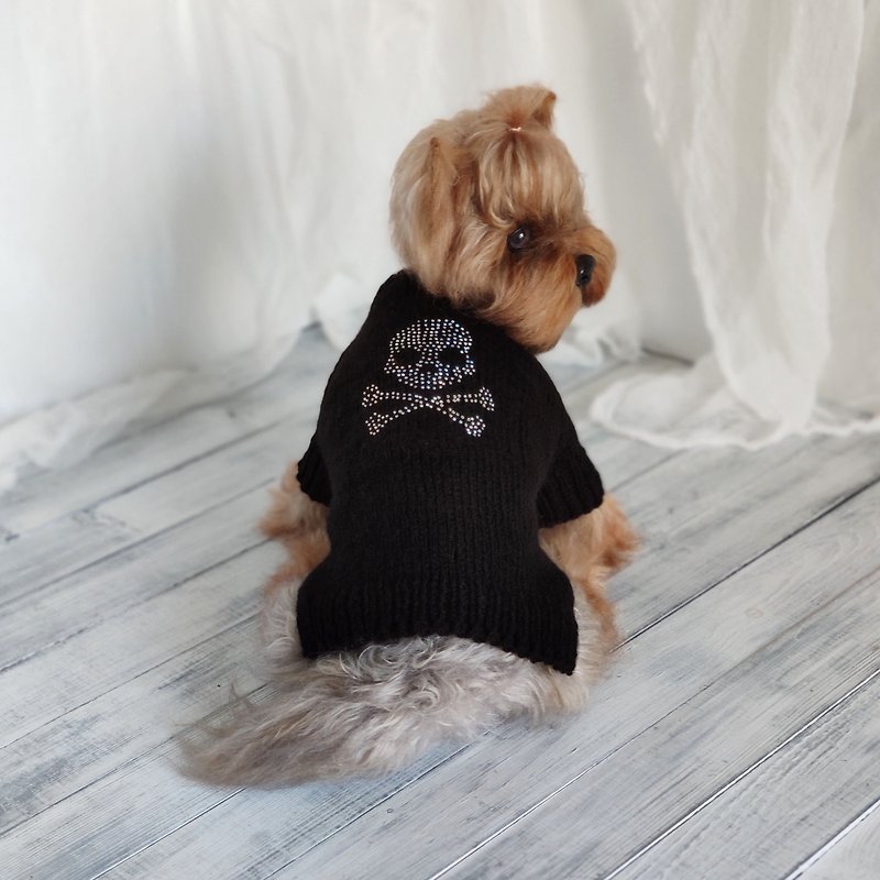 Handmade dog sweater with rhinestones skull and crossbones - ชุดสัตว์เลี้ยง - ขนแกะ สีดำ