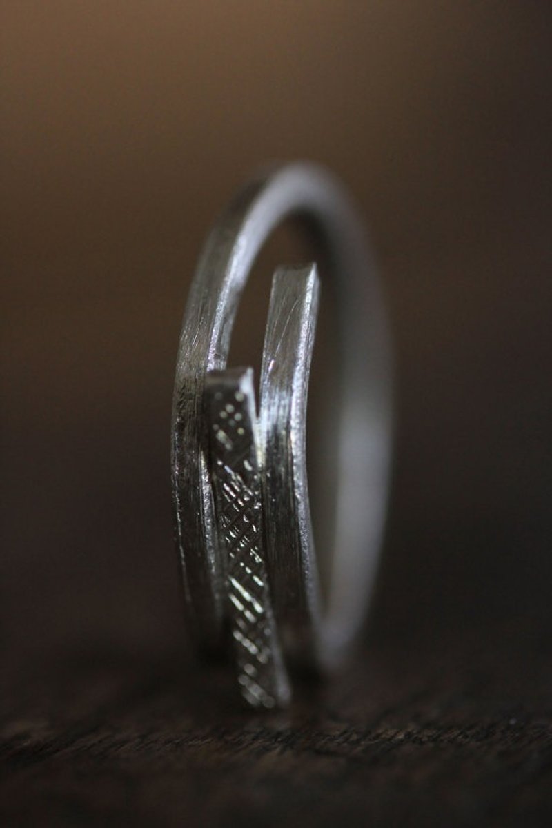 Handmade silver ring with linear bar in chiseled texture (R0046) - 戒指 - 其他金屬 