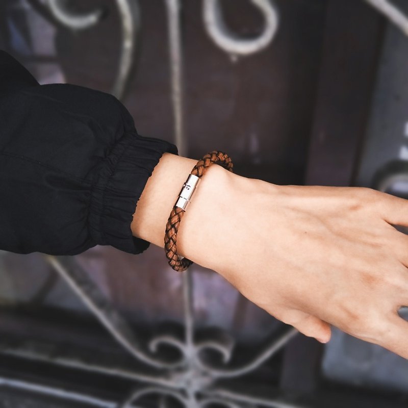 Braided leather bracelet with magnetic clasp fastening(Brown) - สร้อยข้อมือ - หนังแท้ สีนำ้ตาล