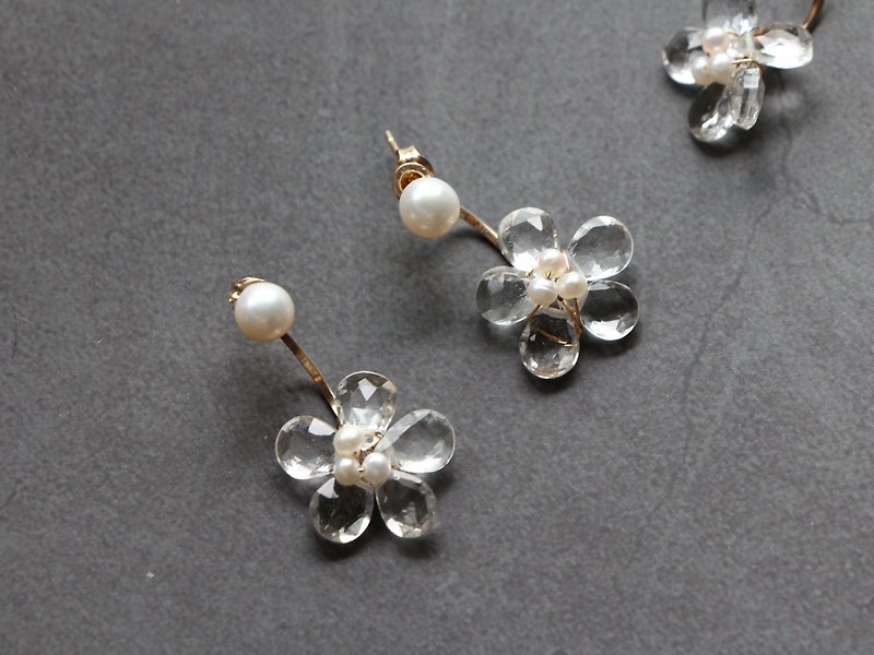 14kgf-pearl stud and white topaz flower pierced earrings - Earrings & Clip-ons - Precious Metals Transparent