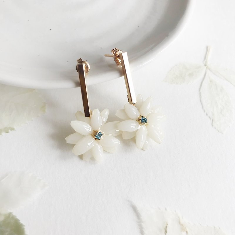 Real flower Leucanthemum Earrings with Swarovski 18KGP - ต่างหู - พืช/ดอกไม้ ขาว